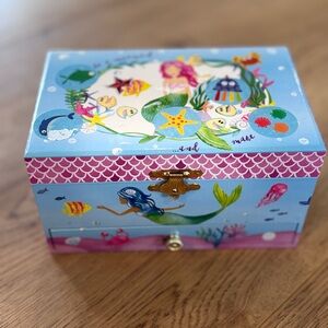 JEWELKEEPER MERMAID MAGIC MUSICAL JEWELRY BOX UNDERWATER DESIGN PULL OUT DRAWERS
